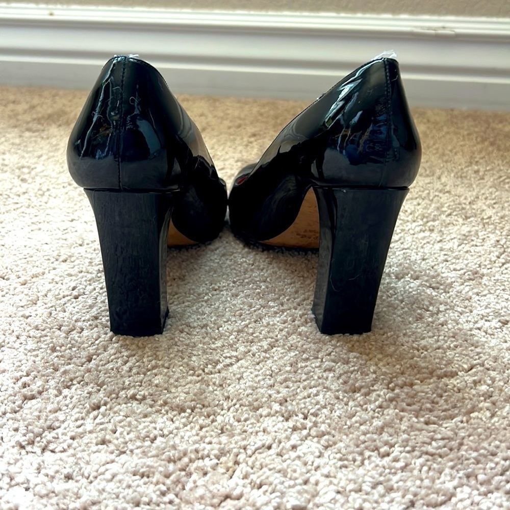 Kate Spade Classic Round Toe Chunky Heel Black Patent Leather Pump - Picture 2 of 7